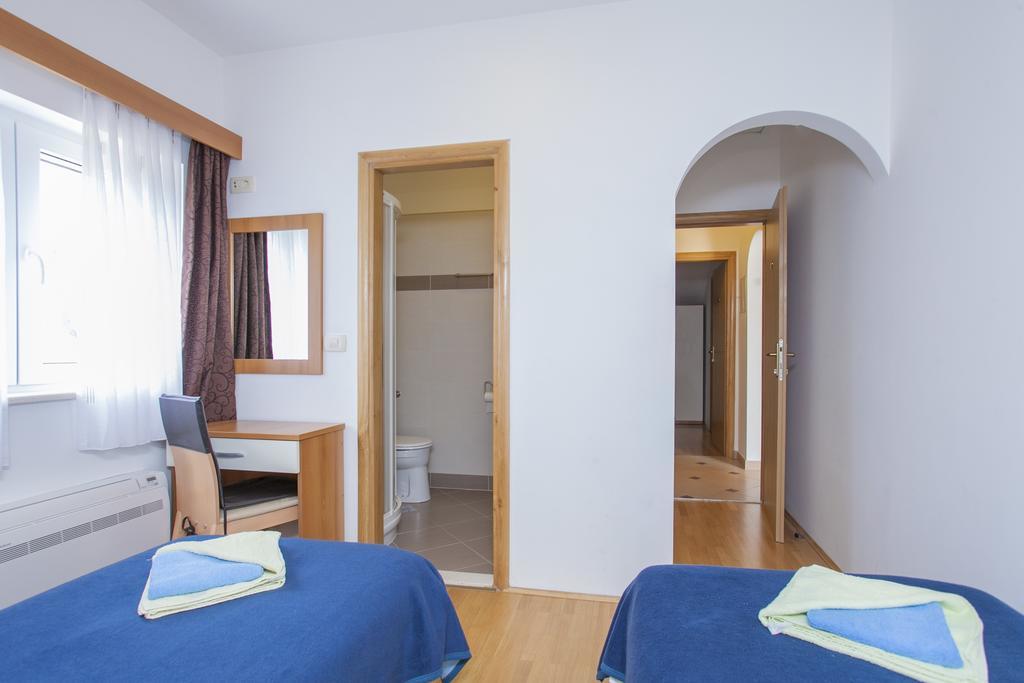Apartments Villa Maris Lumbarda Room photo